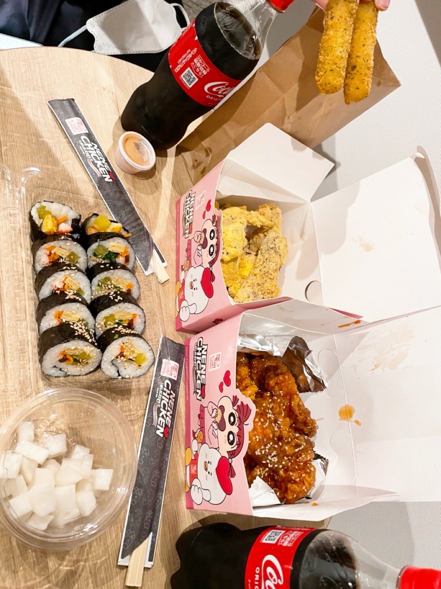 umeancranberry's tweet photo. 京都に来たらやっぱりウーバーイーツでチキンだよね〜〜〜🥰🥰🥰 https://t.co/UOxkXuAnyz