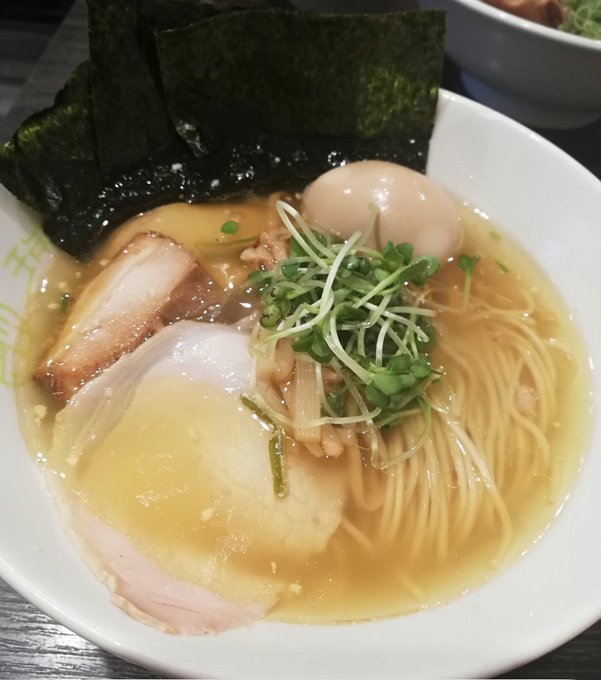 埼玉県朝霞市の #瑞山 (ずいざん)に行ってきました 透き通ったスープのいわゆる淡麗系の上品な中華そば屋さんの
写真は 特性塩そば スペアリブのやわらか煮鰹風味中華そば 角煮バーガー
バーガーといいつつの角煮まんは250円でお得
どれも美味しかったです 