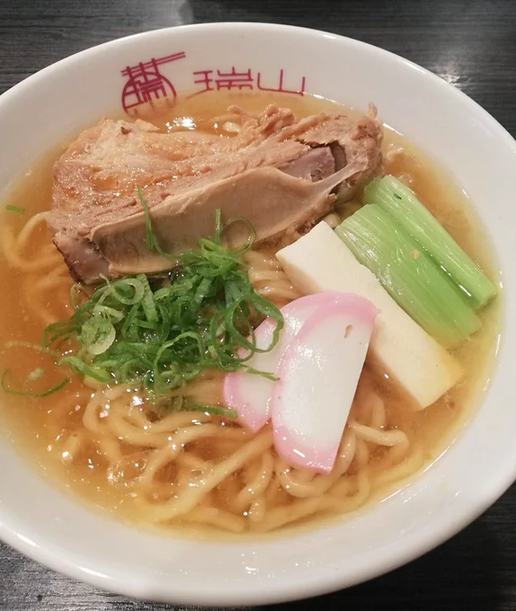 埼玉県朝霞市の #瑞山 (ずいざん)に行ってきました 透き通ったスープのいわゆる淡麗系の上品な中華そば屋さんの写真は 特性塩そば スペアリブのやわらか煮鰹風味中華そば 角煮バーガーバーガーといいつつの角煮まんは250円でお得どれも美味しかったです 