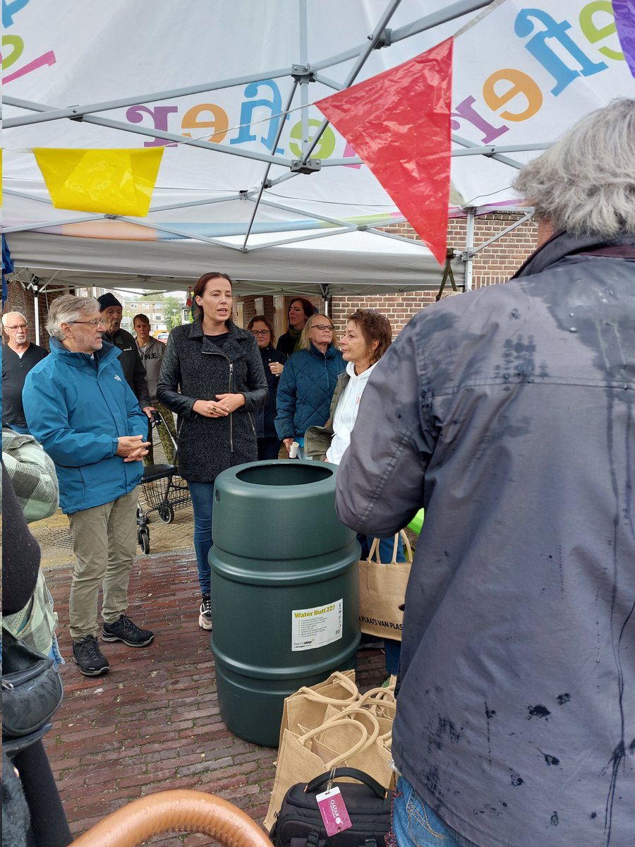 Wethouder @MirjamWijnja deelt gratis regentonnen uit. De Petrus Hendrikstraat wordt een stukje klimaatadaptiever dankzij @duurzamekorreweg en <a href="/Lefier_wonen/">Lefier</a> legt ze aan <a href="/gem_groningen/">Gemeente Groningen</a> @JacolineBrenda @duurzaamgroningen <a href="/NMFGroningen/">NMF Groningen</a> #klimaatadaptatie