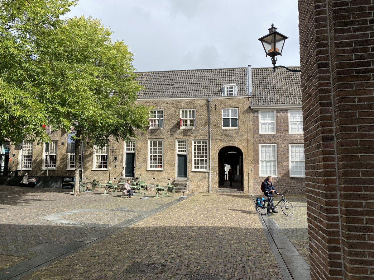 rikvdlinden's tweet photo. Het is nog een behoorlijk eind, van het #Museum via de #Kloostertuin tot het #Hof https://t.co/aSKXv0fvgX
