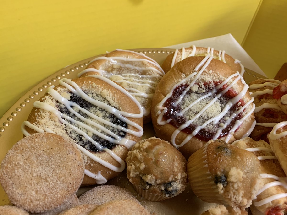 cimarronfastop's tweet photo. Here's your Saturday morning wake-up call! 😋 

#Bakery #Breakfast #SaturdayMorning #Yum #Treats #CimarronFastop #CimarronBakery #BakeryatCimarron #VictoriaBakery #VictoriaTX https://t.co/b0K2wjjL9t