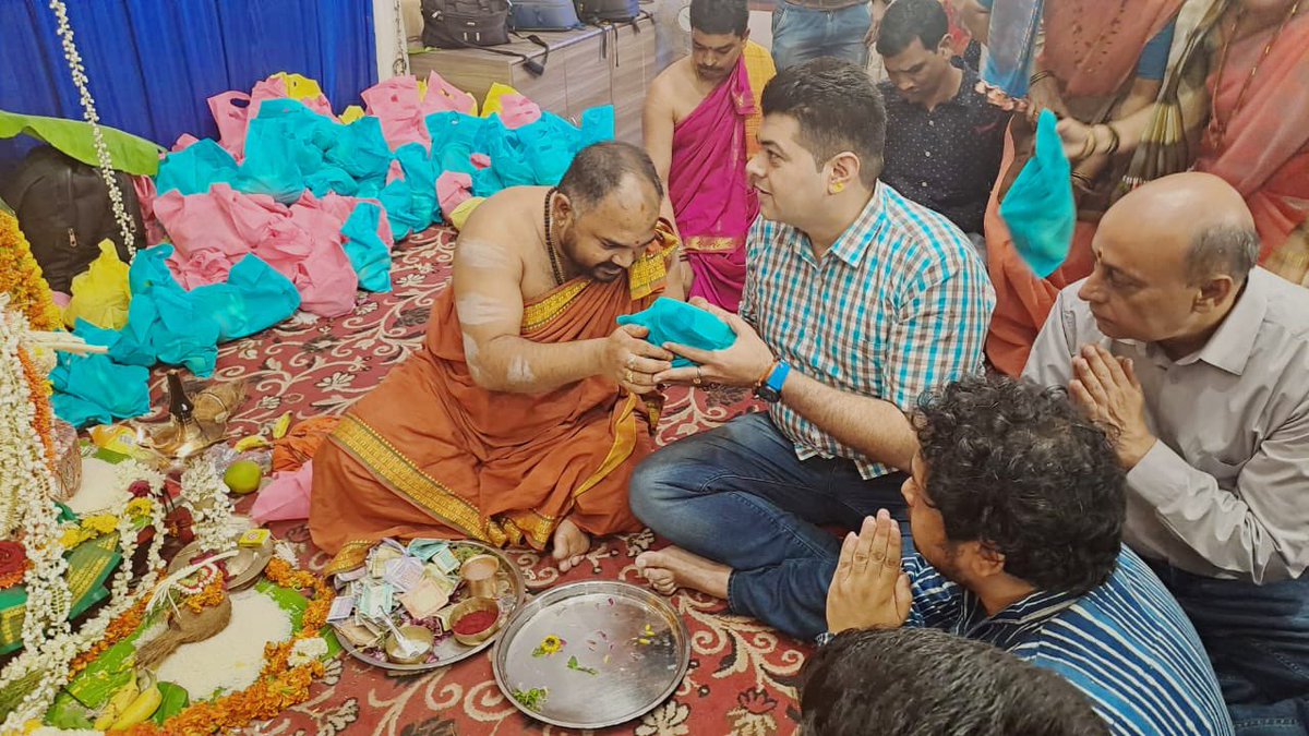 AnkushNarang_'s tweet photo. भगवान विश्वकर्मा जयंती के पावन पर्व पर आज अंधेरी पश्चिम मुंबई में कन्नड़ भाषी समाज के लोगों के साथ भगवान श्री विश्वकर्मा की पूजा की और समस्त देशवासियों के कल्याण की कामना की। https://t.co/IYAFKiqETB