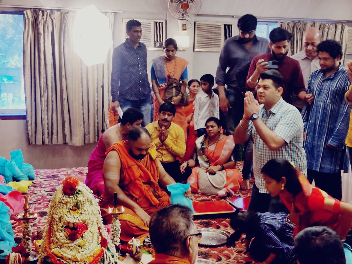 AnkushNarang_'s tweet photo. भगवान विश्वकर्मा जयंती के पावन पर्व पर आज अंधेरी पश्चिम मुंबई में कन्नड़ भाषी समाज के लोगों के साथ भगवान श्री विश्वकर्मा की पूजा की और समस्त देशवासियों के कल्याण की कामना की। https://t.co/IYAFKiqETB