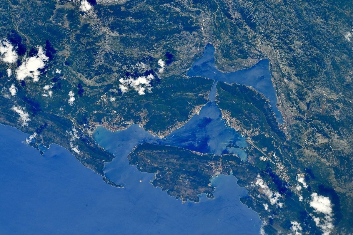 AstroSamantha's tweet photo. Ćao Crne Gore! 🇲🇪 The beautiful coastline of #Montenegro on the Adriatic Sea. La bella cosa del Montenegro sul mare Adriatico.
#MissionMinerva @esa @ESA_EO @esaspaceflight @Space_Station https://t.co/aZxsfs1eyf