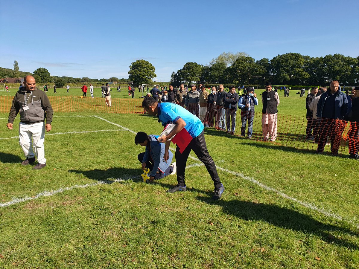 Ansarullah_UK's tweet photo. #MAUK Ahmadiyya Muslim Elders Association UK #MAUKIjtema 2nd day Ansar brothers queued up for Shot Put Competitions at #Ijtema2022 https://t.co/RDcjSzvoQH