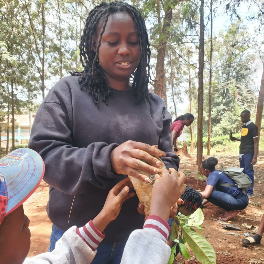 TME_254's tweet photo. 💚 We are privileged to be planting trees today at Rithimitu Primary School

💚This is how we interact with the younger generations and talk to them about the importance of taking care of the environment and the various ways that they can do it #hummingbirdawards
#worldcleanupday https://t.co/LfsEMhkz5e