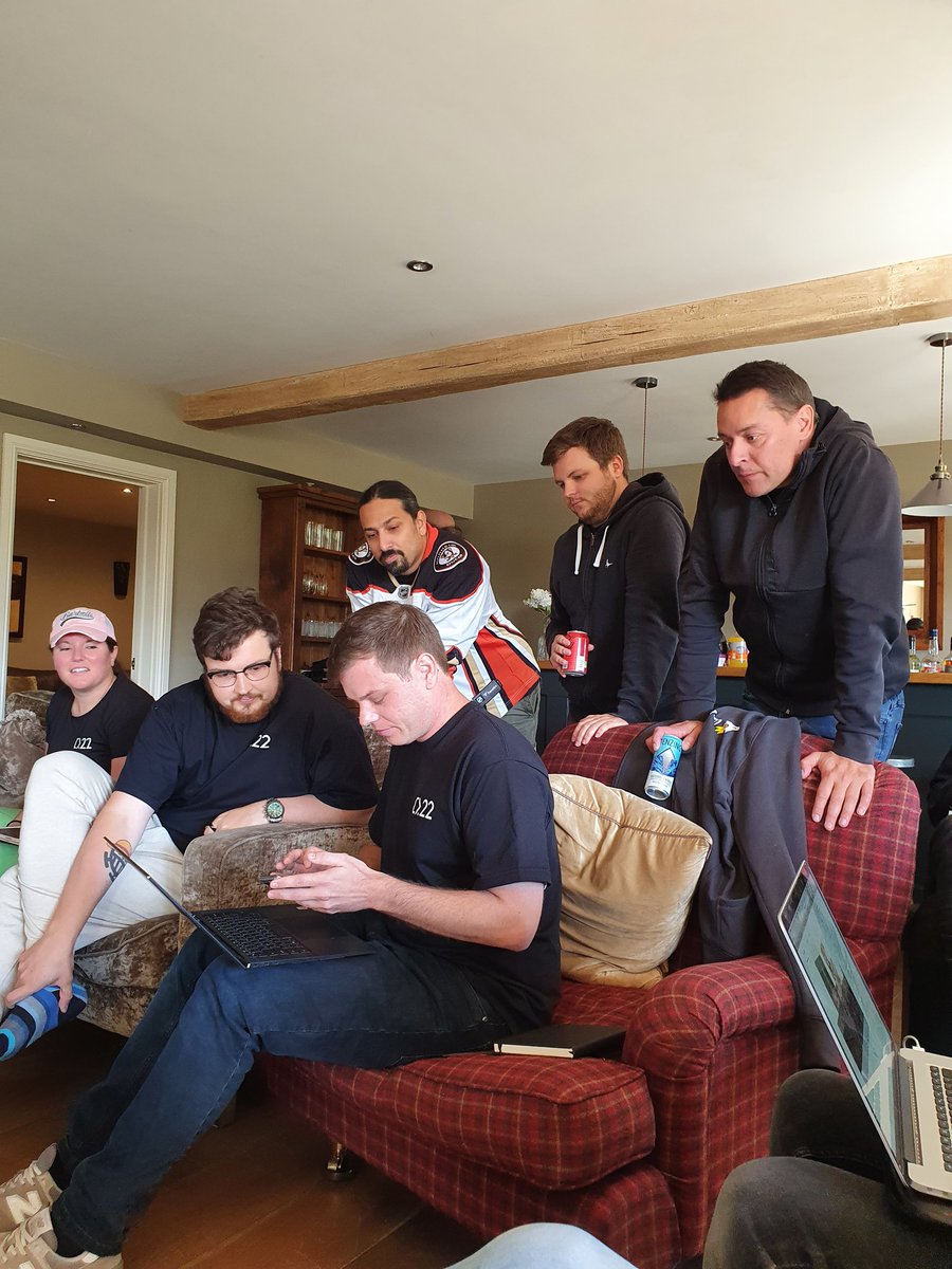 TwoMoreThings__'s tweet image. Live bug fixing for #Umbraco at #CodeCabin