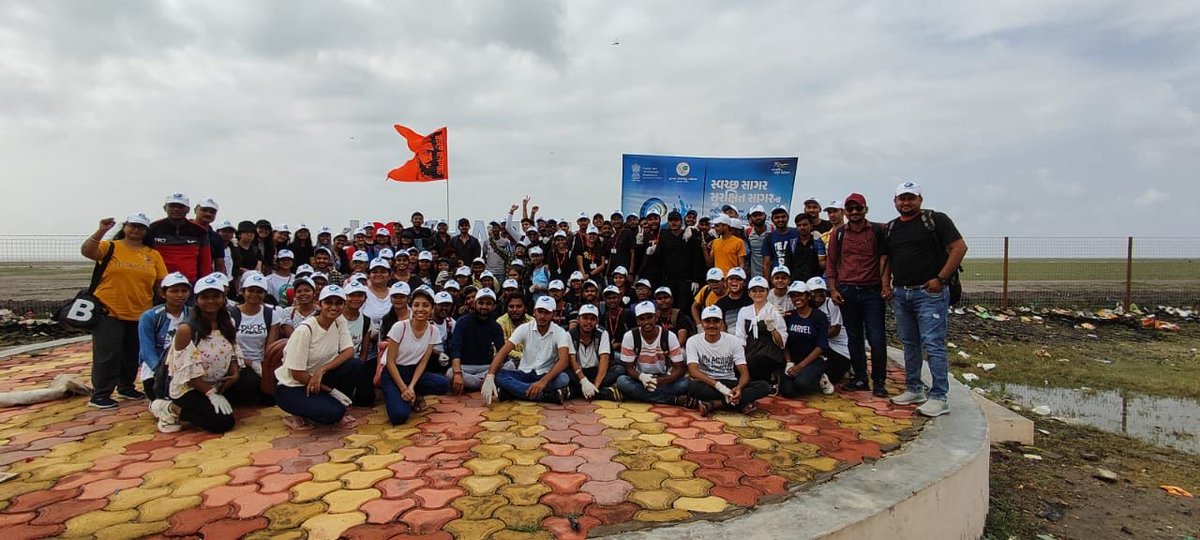 SJMGujarat's tweet photo. On the occasion of International #CoastalCleanupDay, more than 1000 volunteers participated in a beach cleaning mission at #Khambhat (Gulf of Cambay) and collected more than 3.3 tonnes of plastic waste. #SwachhSagarSurakshitSagar https://t.co/vQB0it1bZE