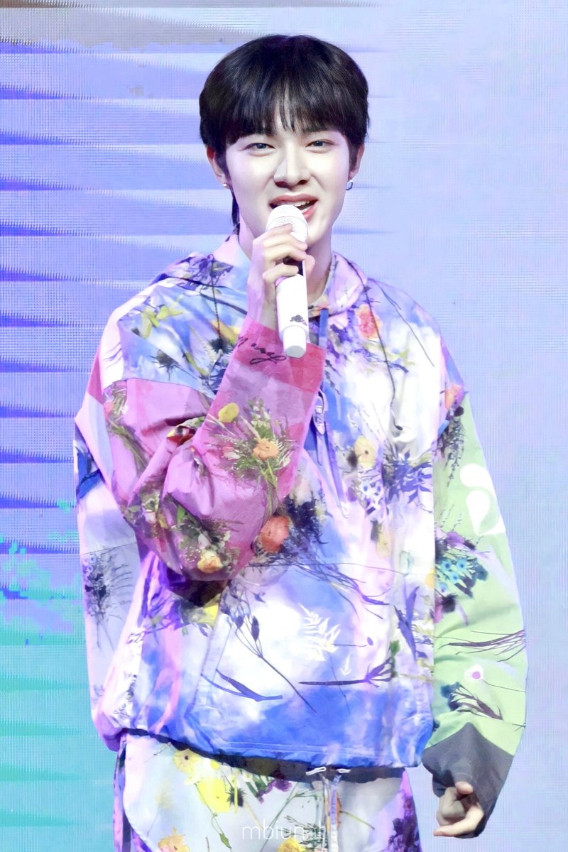 mbiunat's tweet photo. จ๊ะเอ๋ ฉดใฉมากเลยคั้บวันนี้ ☺️☺️💖 #OnTutorWayConcert #NuNew @CwrNew https://t.co/SN6GmWLvz0