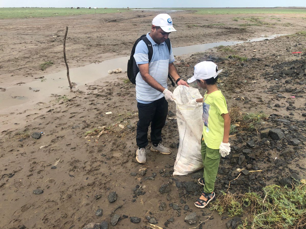 SJMGujarat's tweet photo. On the occasion of International #CoastalCleanupDay, more than 1000 volunteers participated in a beach cleaning mission at #Khambhat (Gulf of Cambay) and collected more than 3.3 tonnes of plastic waste. #SwachhSagarSurakshitSagar https://t.co/vQB0it1bZE