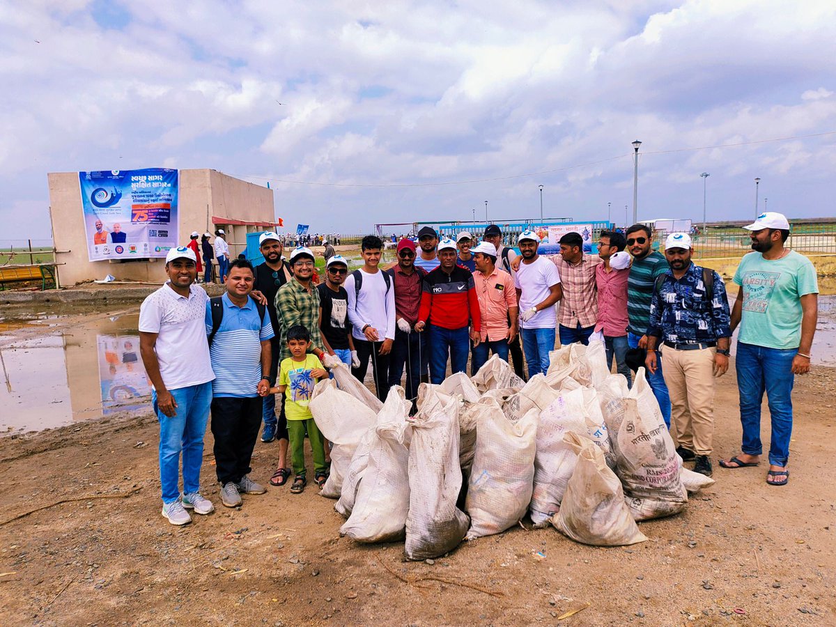 SJMGujarat's tweet photo. On the occasion of International #CoastalCleanupDay, more than 1000 volunteers participated in a beach cleaning mission at #Khambhat (Gulf of Cambay) and collected more than 3.3 tonnes of plastic waste. #SwachhSagarSurakshitSagar https://t.co/vQB0it1bZE
