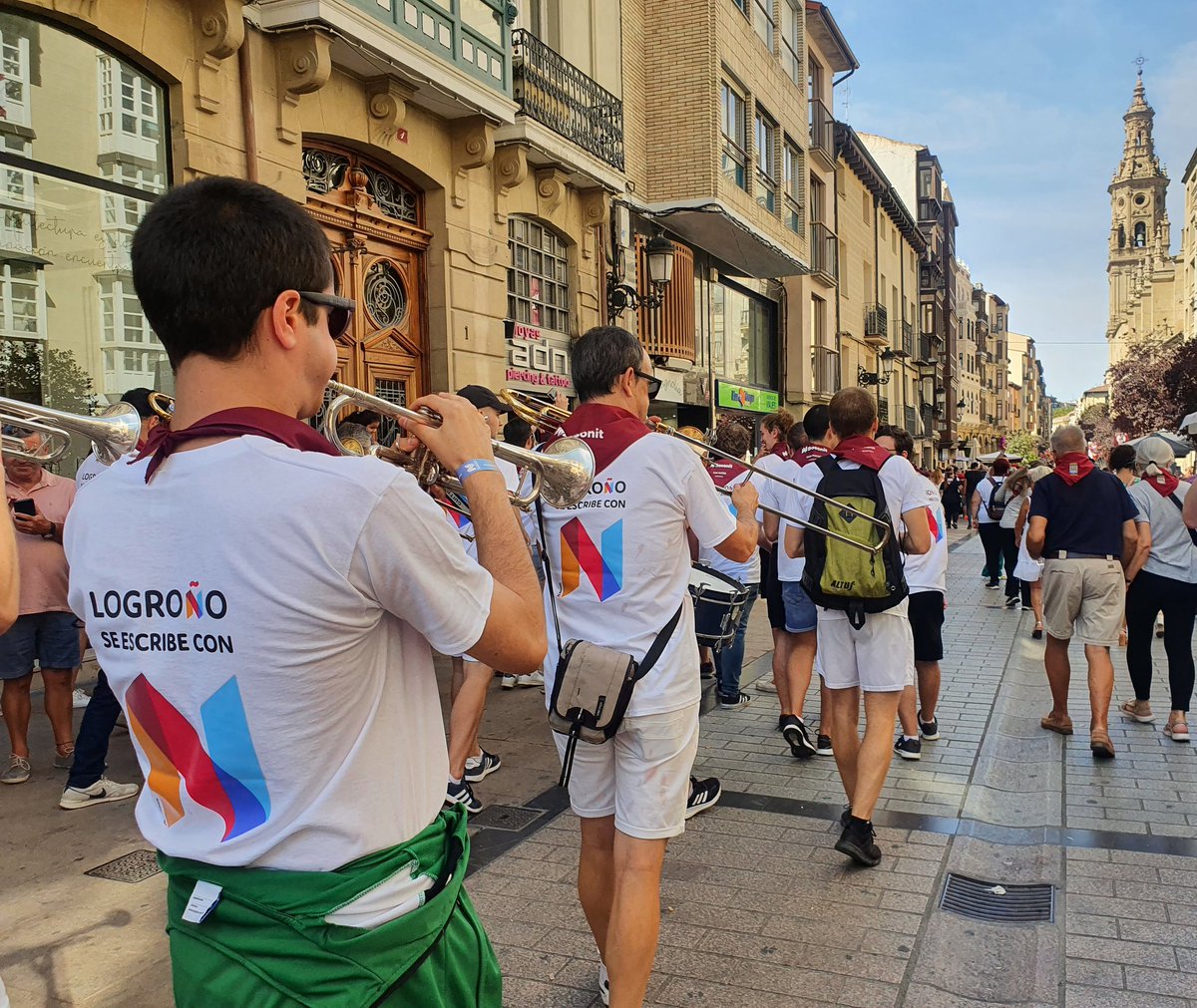 Bosonit's tweet photo. ✅ Logroñeses, logroñesas… ¡Viva #SanMateo2022!
🎉 ¡La fiesta continúa a ritmo de nuestra charanga NWorld y su recorrido por las calles del Casco Antiguo!
#LogroñoSeEscribeConN #TeamNWorld https://t.co/YuazhvlkJ6