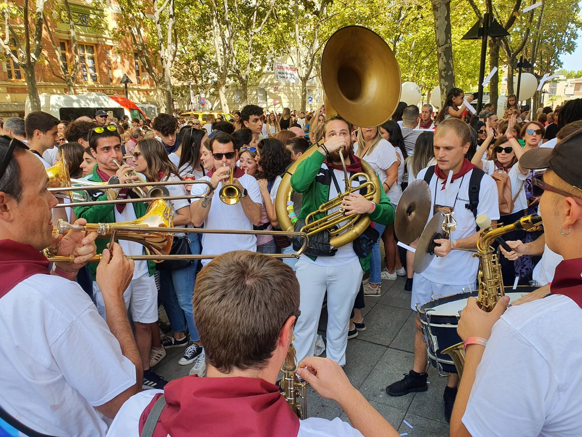 Bosonit's tweet photo. ✅ Logroñeses, logroñesas… ¡Viva #SanMateo2022!
🎉 ¡La fiesta continúa a ritmo de nuestra charanga NWorld y su recorrido por las calles del Casco Antiguo!
#LogroñoSeEscribeConN #TeamNWorld https://t.co/YuazhvlkJ6