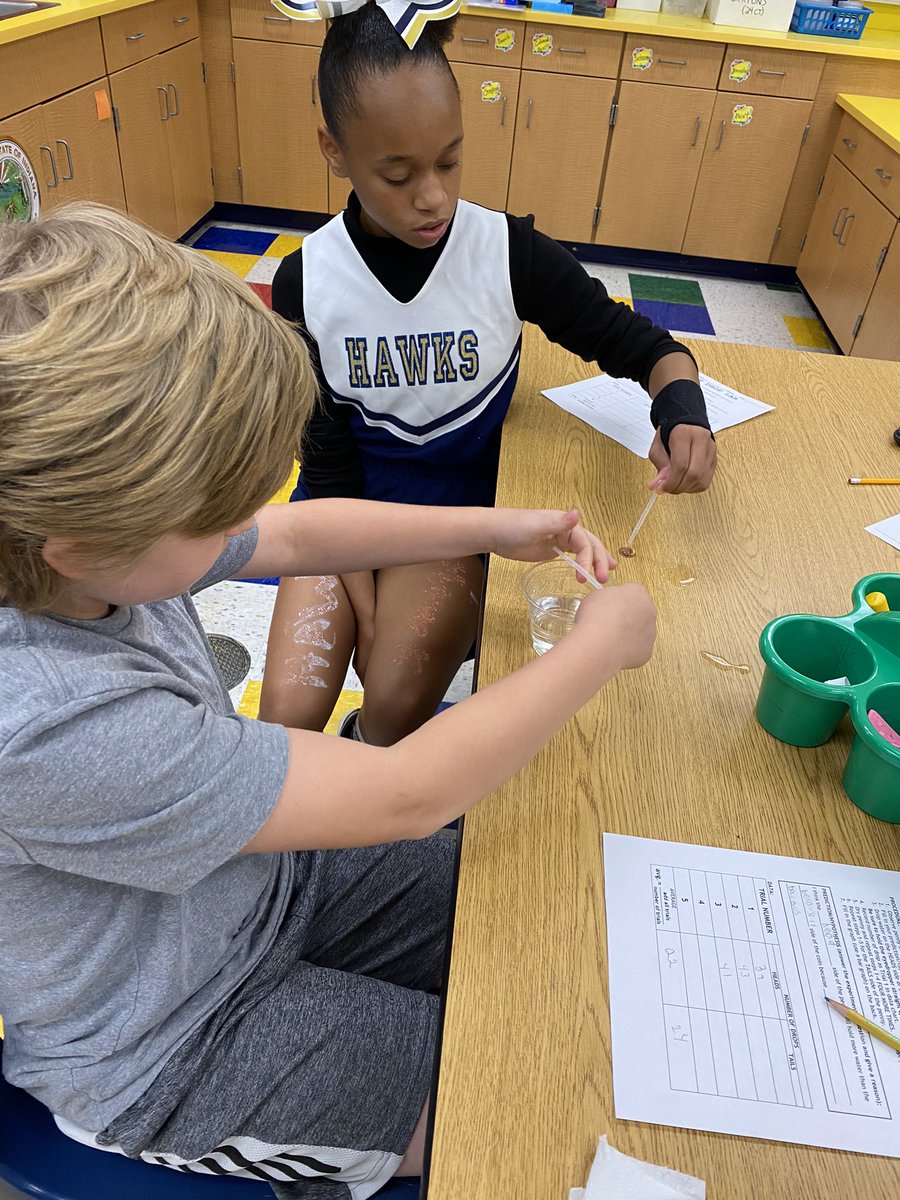@wntigers #STEAM teacher 🐯@ryanstroud enjoys teaching students about adhesive force to understand why so many drops of 💦 fit on a penny in @MSDDecatur. 🤯 @Steph_Hofer @Mrs_EmilyLeMay @GathMichael @MSDDecaturHR #ThisWorkMatters