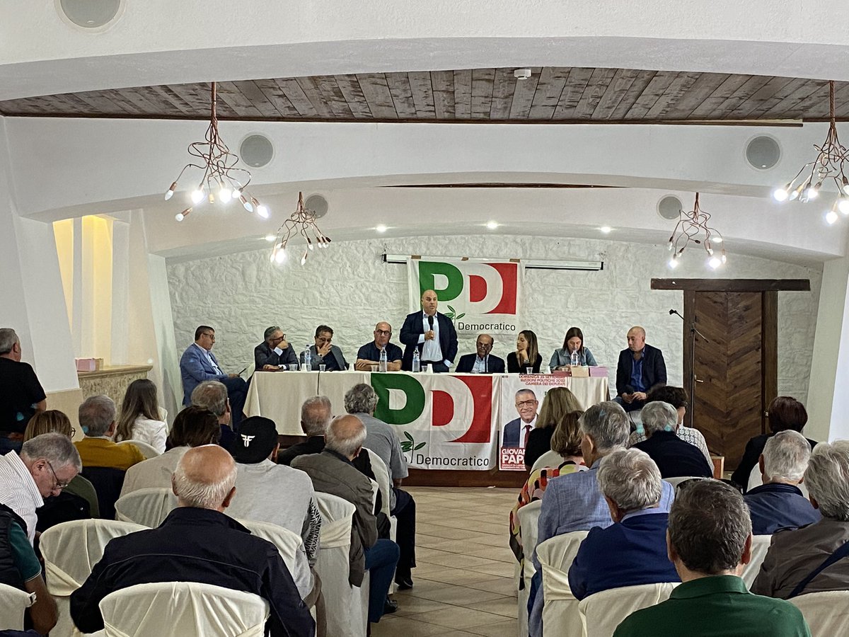pbersani's tweet photo. Attento a dove metti la croce, perché poi la devi portare. La croce da portare è scritta nel programma della destra e negli atti parlamentari che hanno già compiuto. Se il Sud si difende, difendiamo l’Italia. 

A San Giovanni in Fiore per l’Italia democratica e progressista https://t.co/EhJGvwK9IT