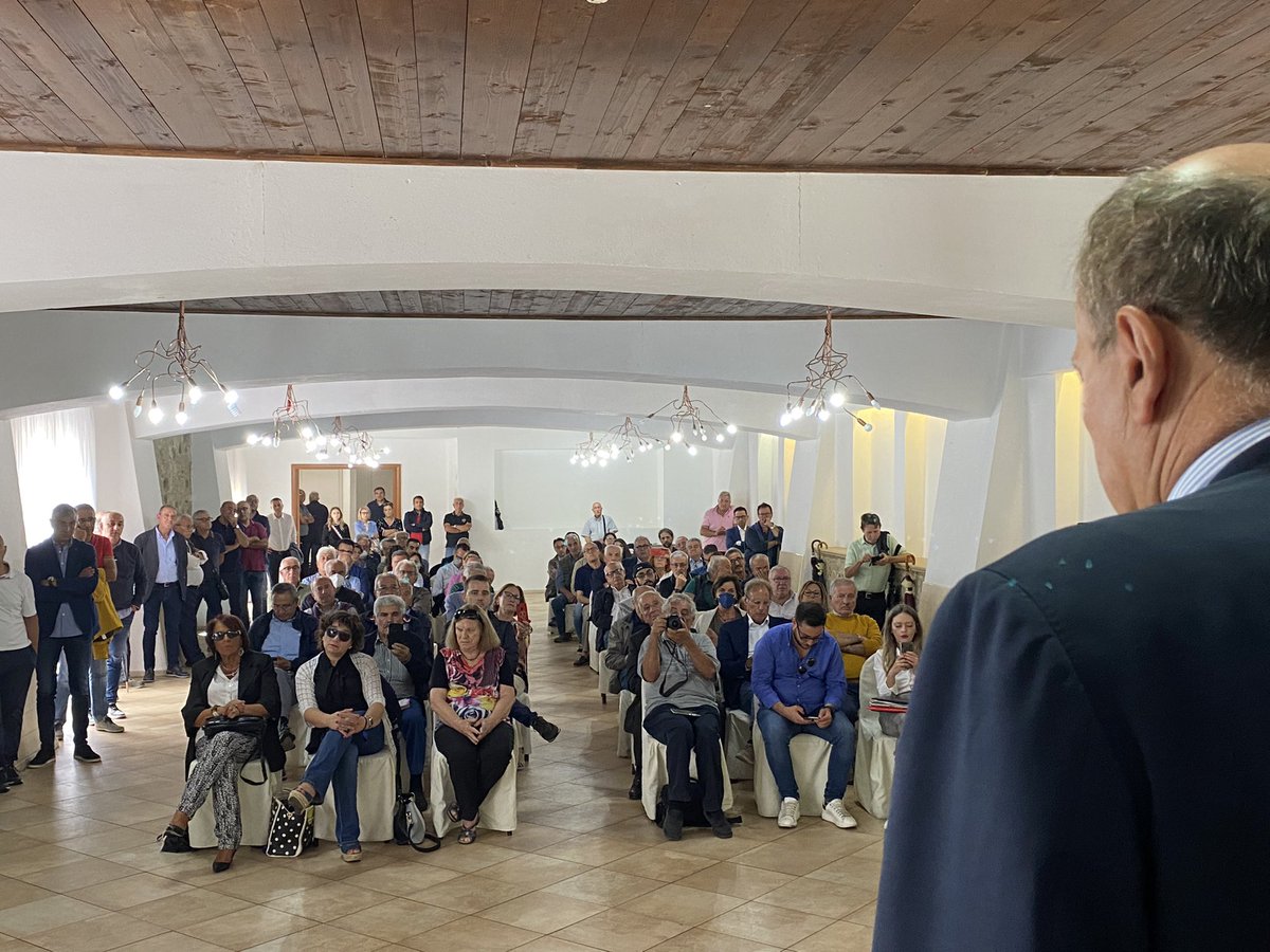 pbersani's tweet photo. Attento a dove metti la croce, perché poi la devi portare. La croce da portare è scritta nel programma della destra e negli atti parlamentari che hanno già compiuto. Se il Sud si difende, difendiamo l’Italia. 

A San Giovanni in Fiore per l’Italia democratica e progressista https://t.co/EhJGvwK9IT