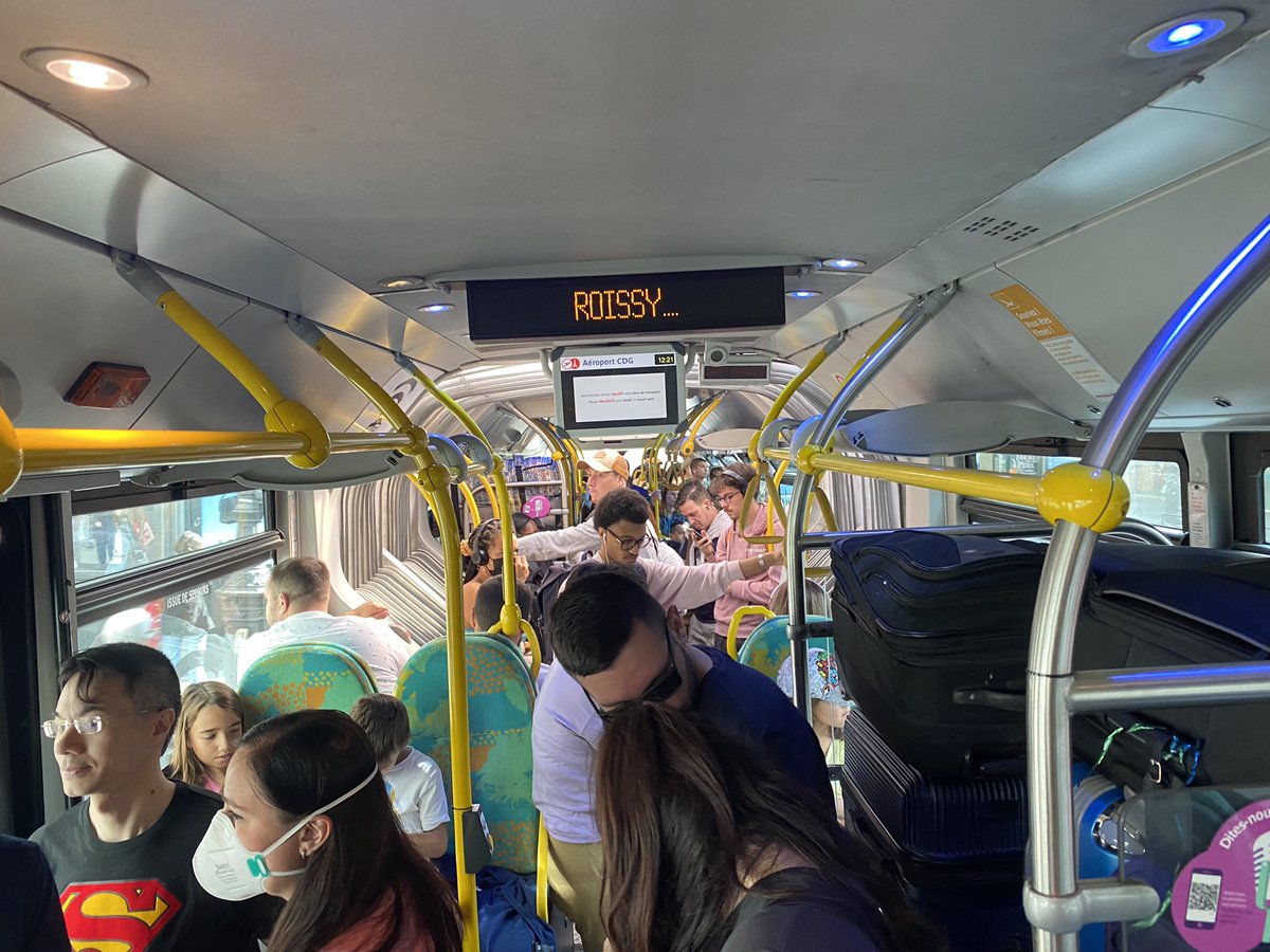 JeanVacheron's tweet photo. #Roissybus @ClientsRATP @GroupeADP merci pour les travaux le week-end et les bus bondés pour aller à @ParisAeroport Les sardines sont en places pour 45 min de trajet debout 😱 https://t.co/IQMrF46kHQ