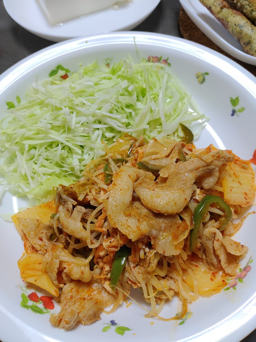 mugiwaraneko01's tweet photo. こんばんわ~
豚肉キムチ
しそつくね
薬味たっぷりやっこ
枝豆
安く買えた黄桜悪魔のビール
これ美味しい
今日も呑むぞーー
今宵もかんぱい🍻🥂
#黄桜
#悪魔のビール
#DevilsBeer
#おうちごはん𓎩𓌉𓇋
#家呑み https://t.co/goVcQyfjQH