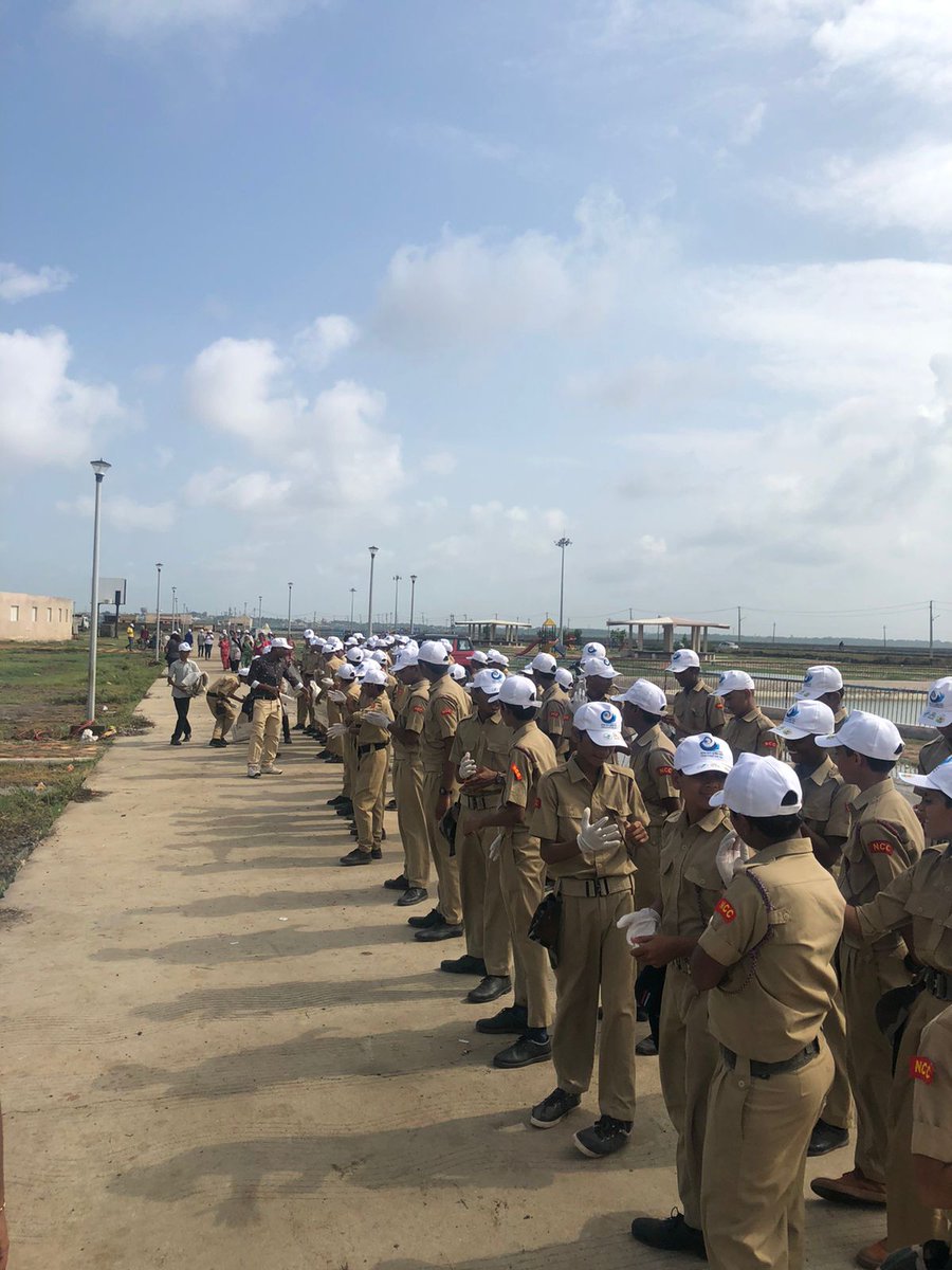 SJMGujarat's tweet photo. On the occasion of International #CoastalCleanupDay, more than 1000 volunteers participated in a beach cleaning mission at #Khambhat (Gulf of Cambay) and collected more than 3.3 tonnes of plastic waste. #SwachhSagarSurakshitSagar https://t.co/vQB0it1bZE