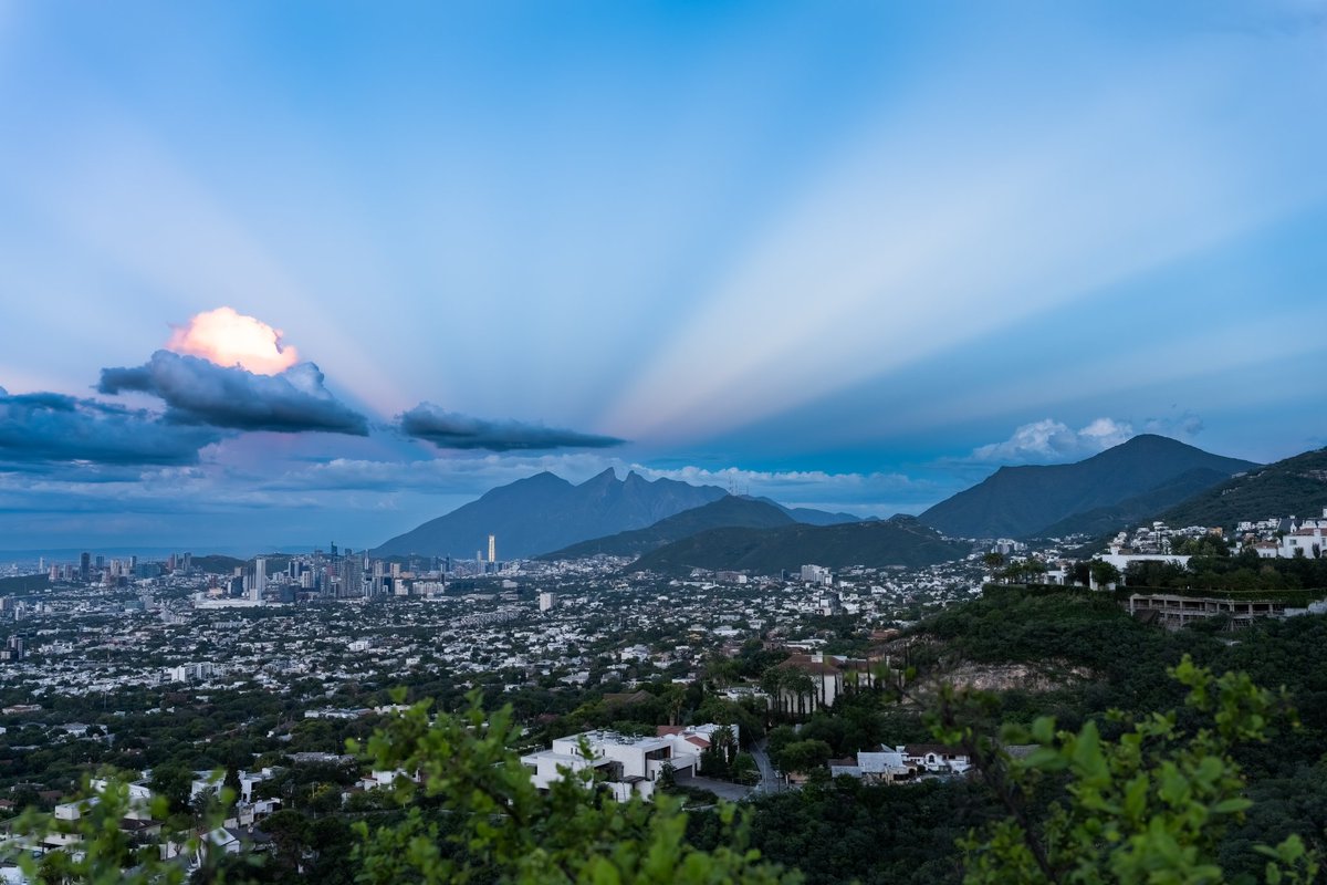 titaelizondo's tweet photo. Los rayos anticrepusculares son similares a los rayos crepusculares, pero vistos en el lado opuesto al Sol en el cielo. Los rayos anticrepusculares son casi paralelos, pero aparecen para converger en el punto antisolar, debido a la perspectiva lineal..
Sorpresas en el cielo Regio https://t.co/84Oveu07V3