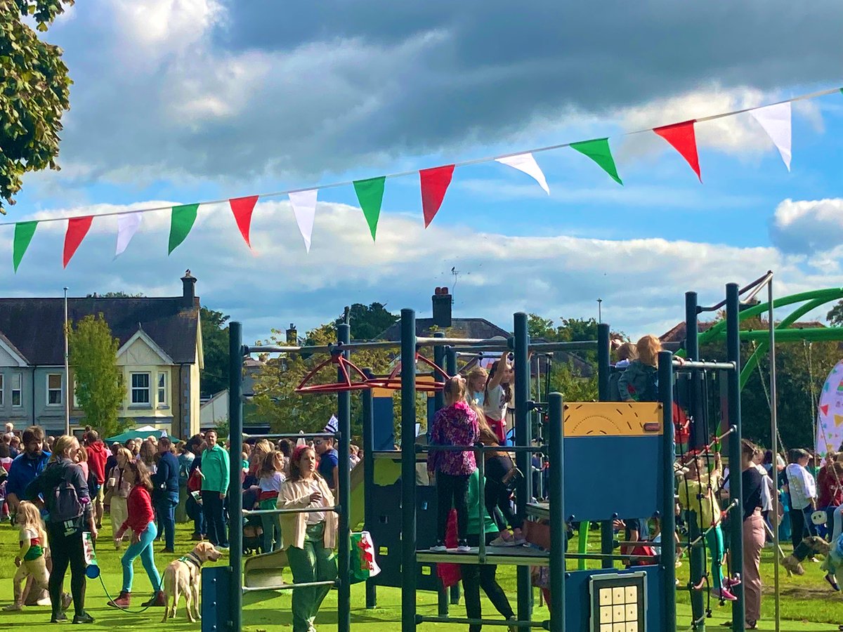 Cannoedd yn Ngŵyl Gyhoeddi <a href="/EisteddfodUrdd/">Eisteddfod yr Urdd a’r Celfyddydau</a> Sir Gaerfyrddin @shelleyreesowen  @RhydBowPhill