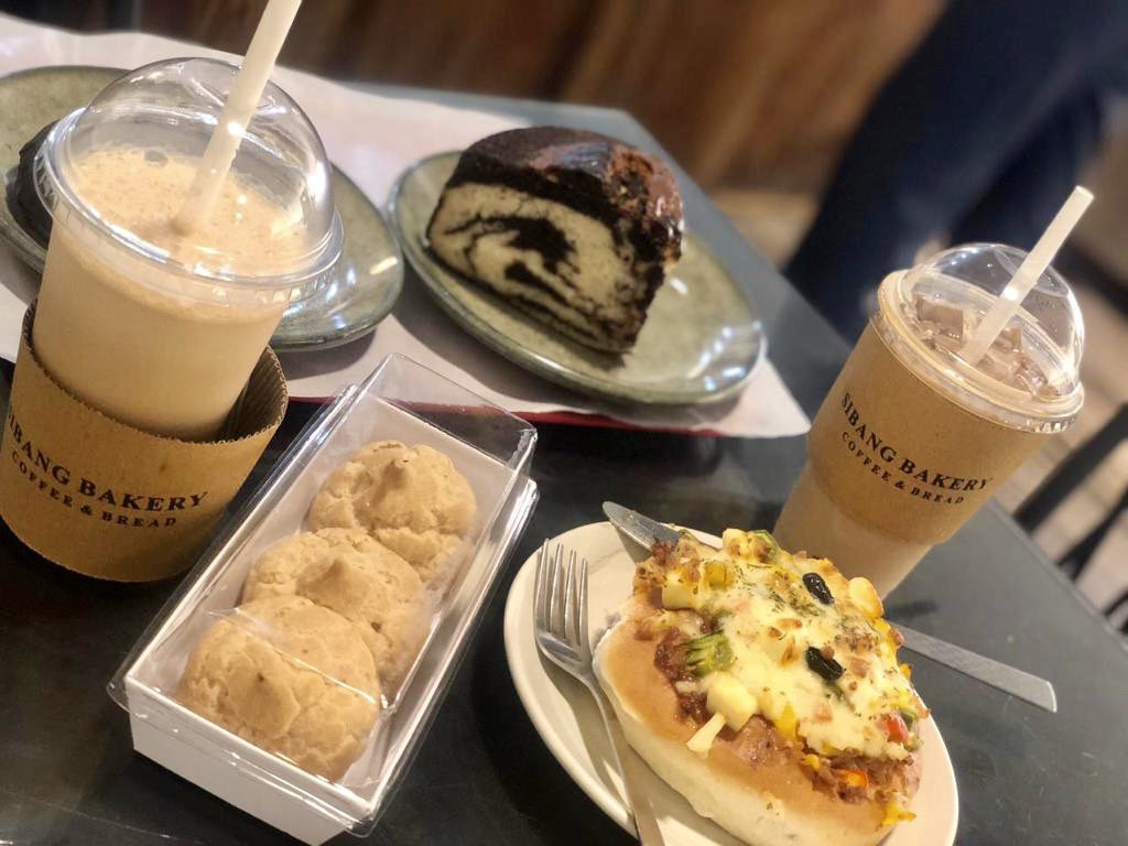 TheRadFactor's tweet photo. Today’s good mood is sponsored by cold coffee and chocolate vanilla marble tea cake ❤️
#Sebang https://t.co/DT8qqwD9lx