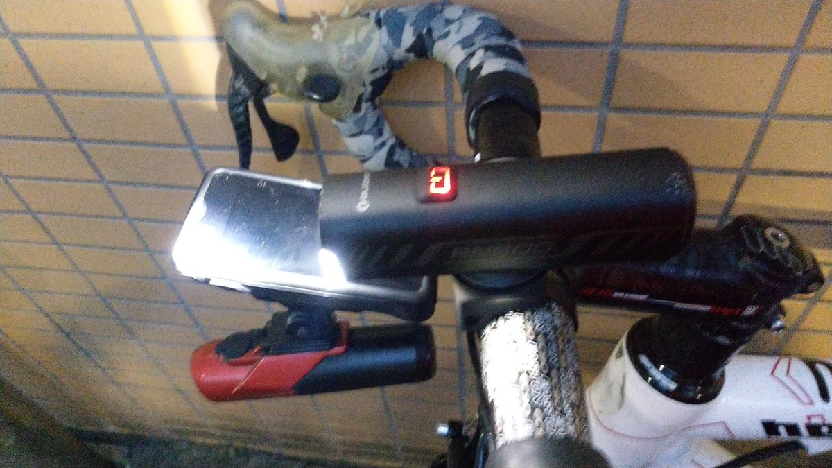 minuma_biker's tweet photo. インジケータが赤点灯になった
volt300との二灯流なのでどの位保つのか試してみた
赤点滅(残り10%)まで1時間、そこから30分位で消灯
公称ランタイム8時間の20%で赤点灯だからそんなもんか
日課のお買い物ライドなら出だしで赤点灯しても帰ってこれるな
#olight #RN800 https://t.co/B4uH2tBzw1