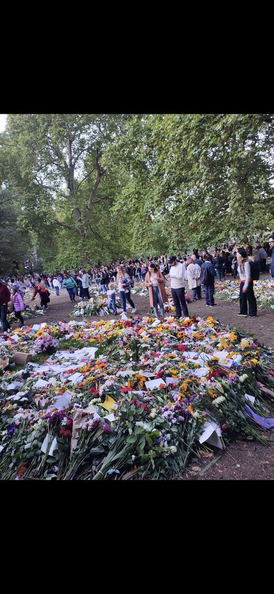 Charlton Manor laid a tribute in London on behalf of our school community, to express our sincere condolences upon the death of Her Majesty, Queen Elizabeth II. 💐