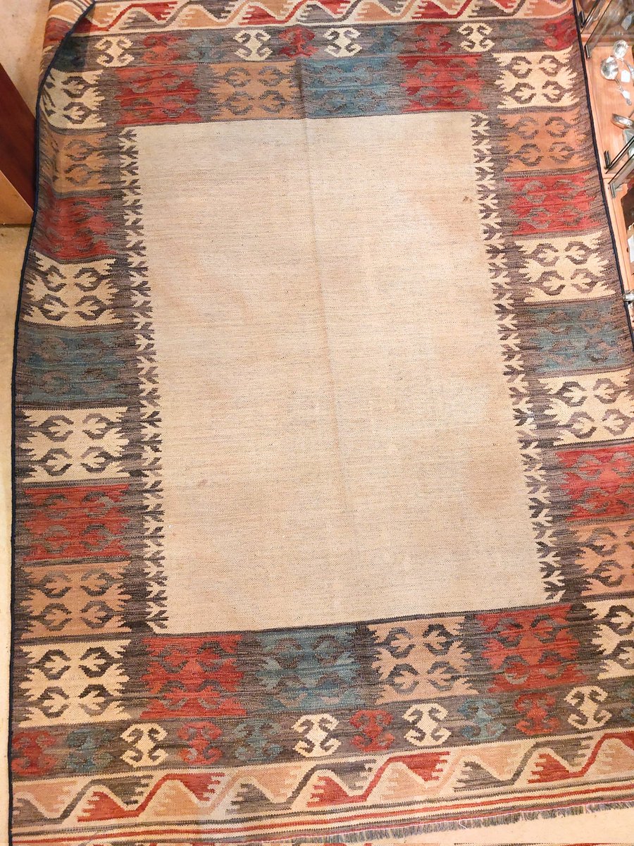 eversleybarn's tweet photo. #vintagerugs #Kilims #rugsforsale #interiors #rugs #judismithantiques #eversleybarnantiques https://t.co/4qIeBwn512