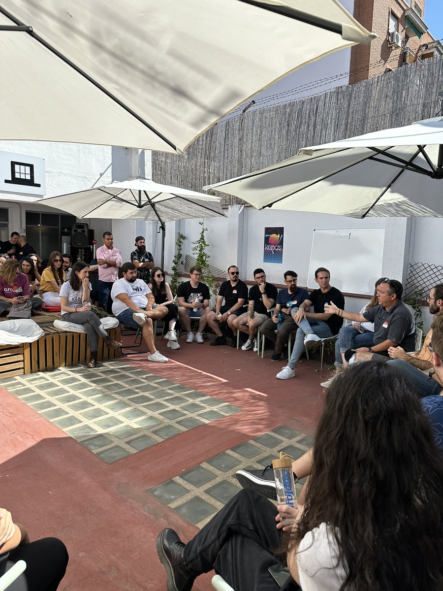 Segunda ronda de charlas de la #openKudOS 
3️⃣ Track interior: UI/UX en XR

4️⃣ Track terraza: Equipos orientados a producto, DDD