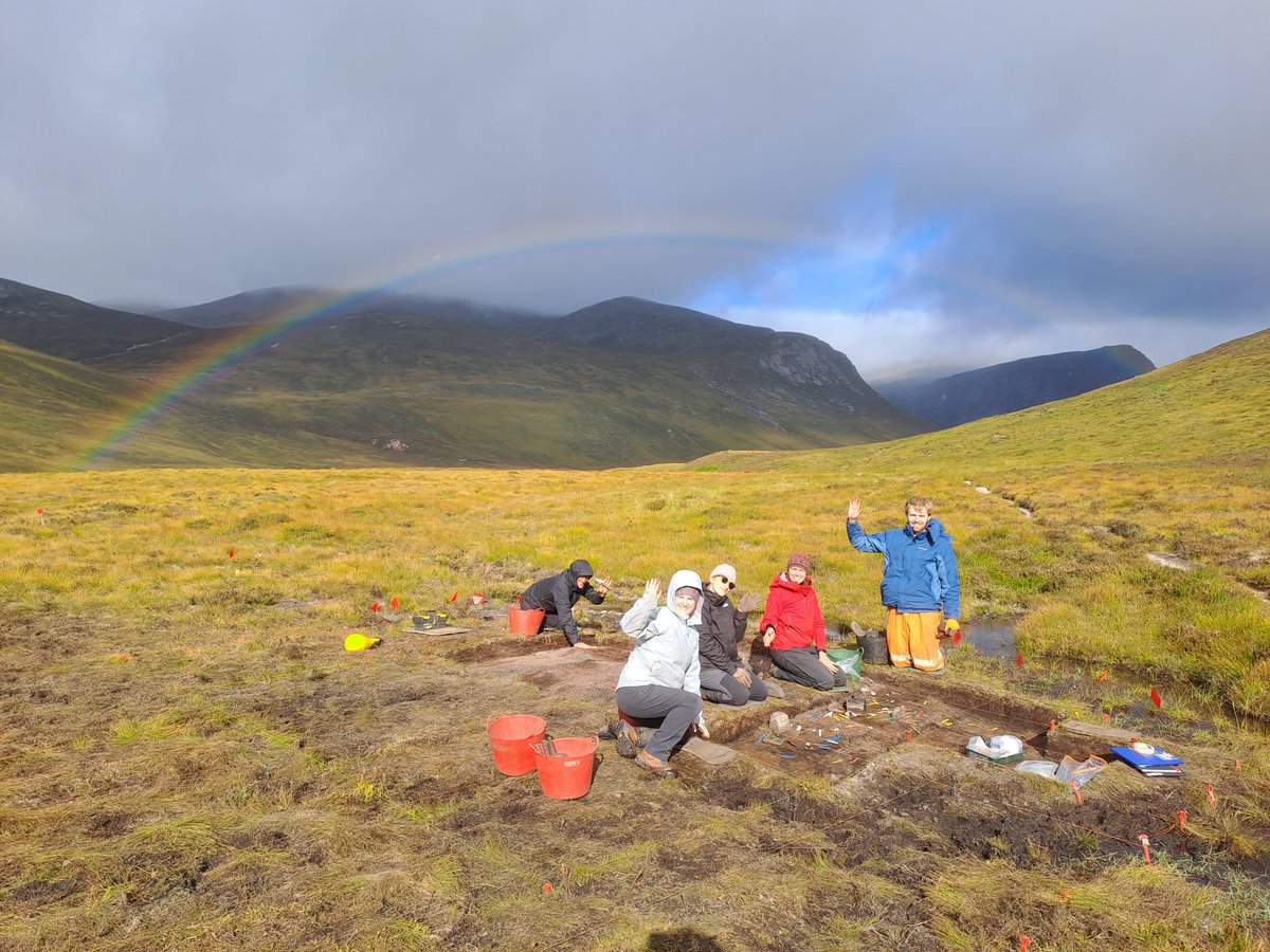 Sgor an Eoin 2022: a quick summary. This excavation of a Mesolithic flint scatter, at >500m altitude in Glen Dee, Aberdeenshire, Scotland is led by me, with collaboration from Martin Moucheron @ucdarchaeology and Rosie Bishop & James Redmond @ArkmuseumUiS 🧵