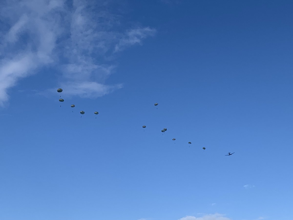 BoaEde_Victor's tweet image. #Airborne herdenking op de #Ginkelseheide @GemeenteEde. Oude Engelse en Amerikaanse voertuigen  en verschillende droppings van parachutisten. #LestWeForget #herdenken