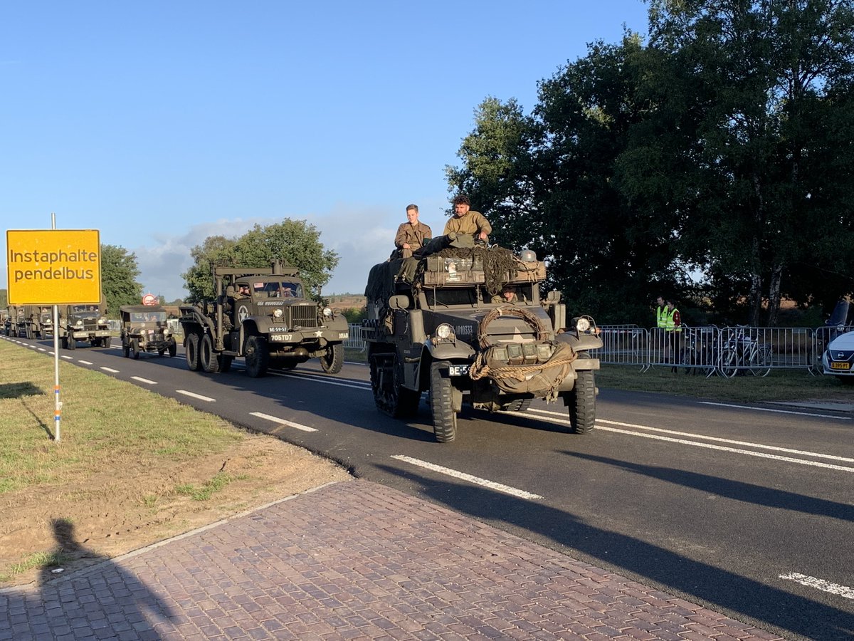 BoaEde_Victor's tweet image. #Airborne herdenking op de #Ginkelseheide @GemeenteEde. Oude Engelse en Amerikaanse voertuigen  en verschillende droppings van parachutisten. #LestWeForget #herdenken