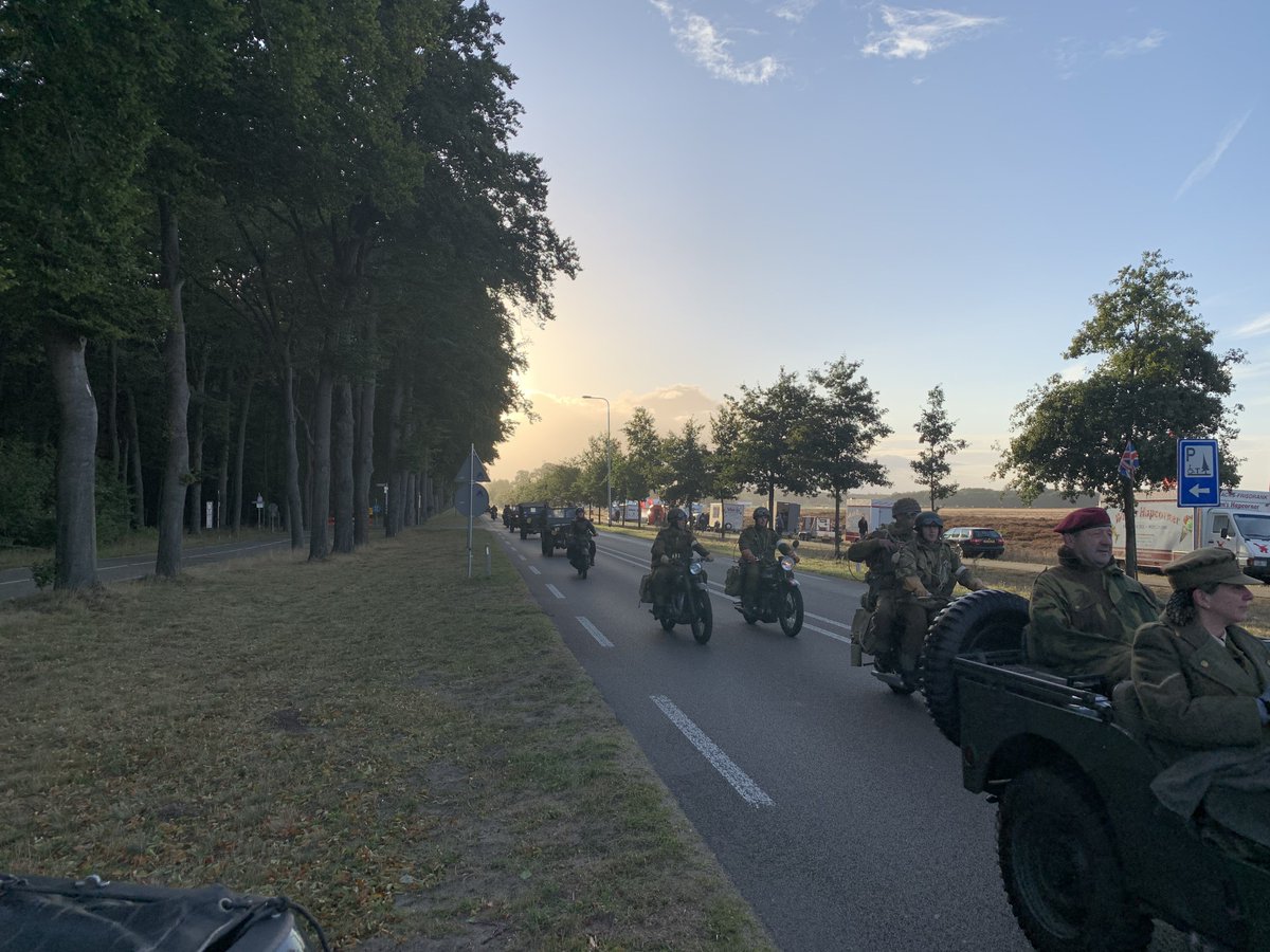 BoaEde_Victor's tweet image. #Airborne herdenking op de #Ginkelseheide @GemeenteEde. Oude Engelse en Amerikaanse voertuigen  en verschillende droppings van parachutisten. #LestWeForget #herdenken