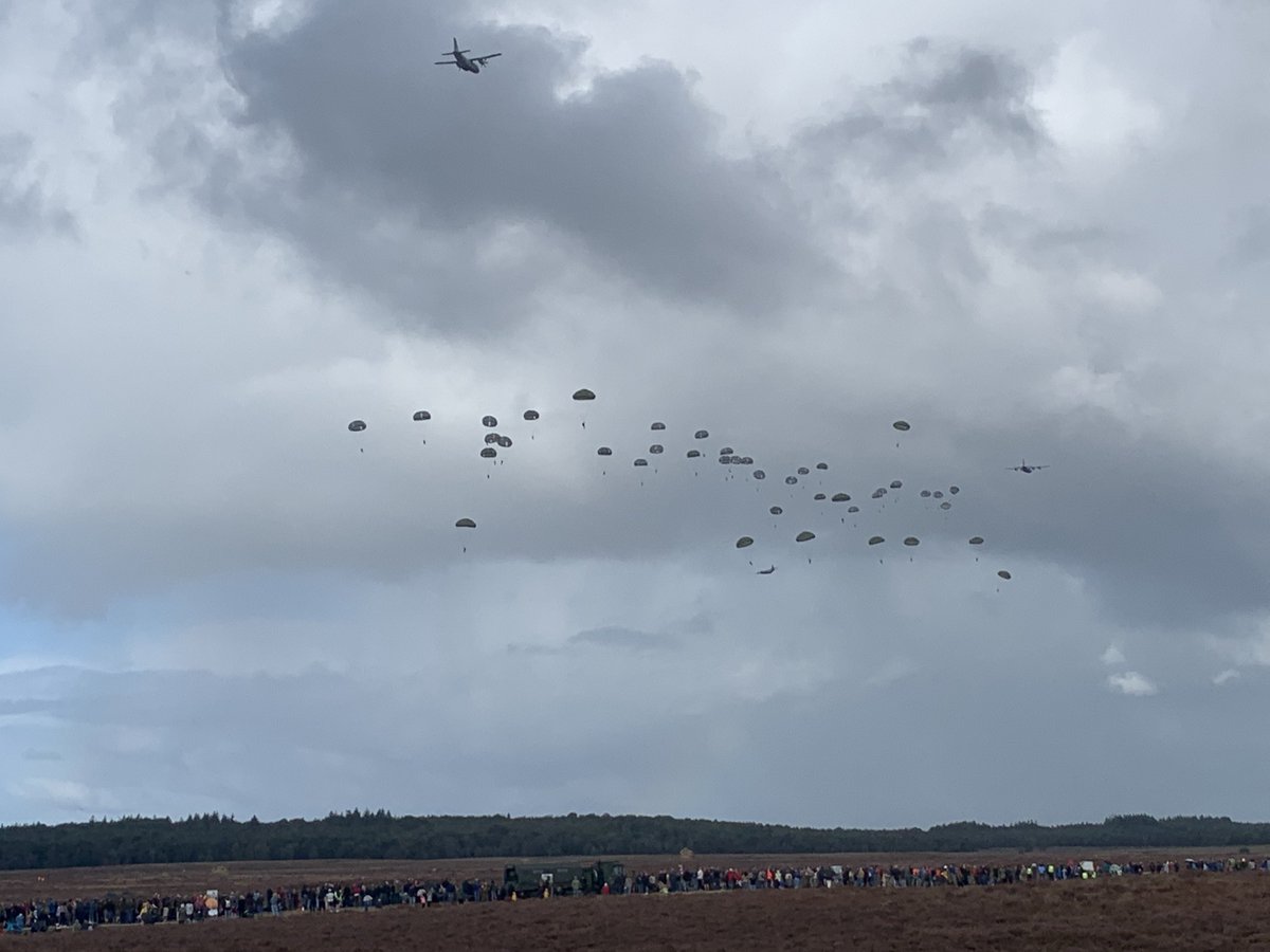 BoaEde_Victor's tweet image. #Airborne herdenking op de #Ginkelseheide @GemeenteEde. Oude Engelse en Amerikaanse voertuigen  en verschillende droppings van parachutisten. #LestWeForget #herdenken