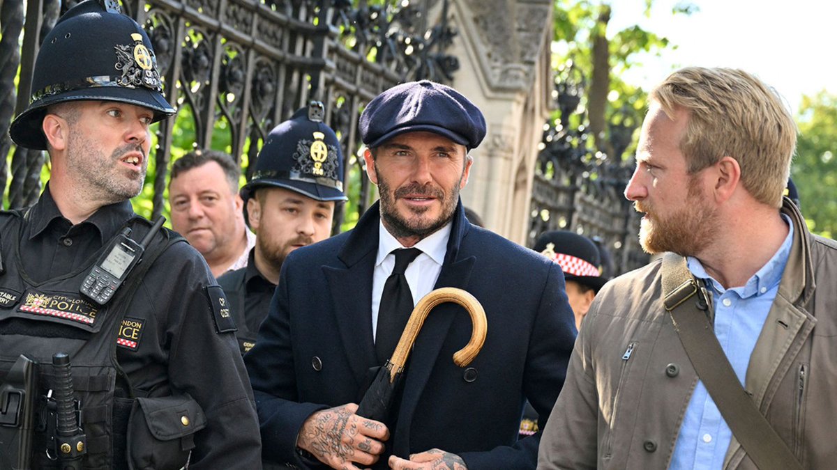 Daily_Express's tweet photo. #DavidBeckham turned down MP's offer to 'jump' #thequeue after waiting 13 hours to see Queen #QueueWatch #queuejumpers
https://t.co/hToMPjHA1H https://t.co/ZysCVZF5xL