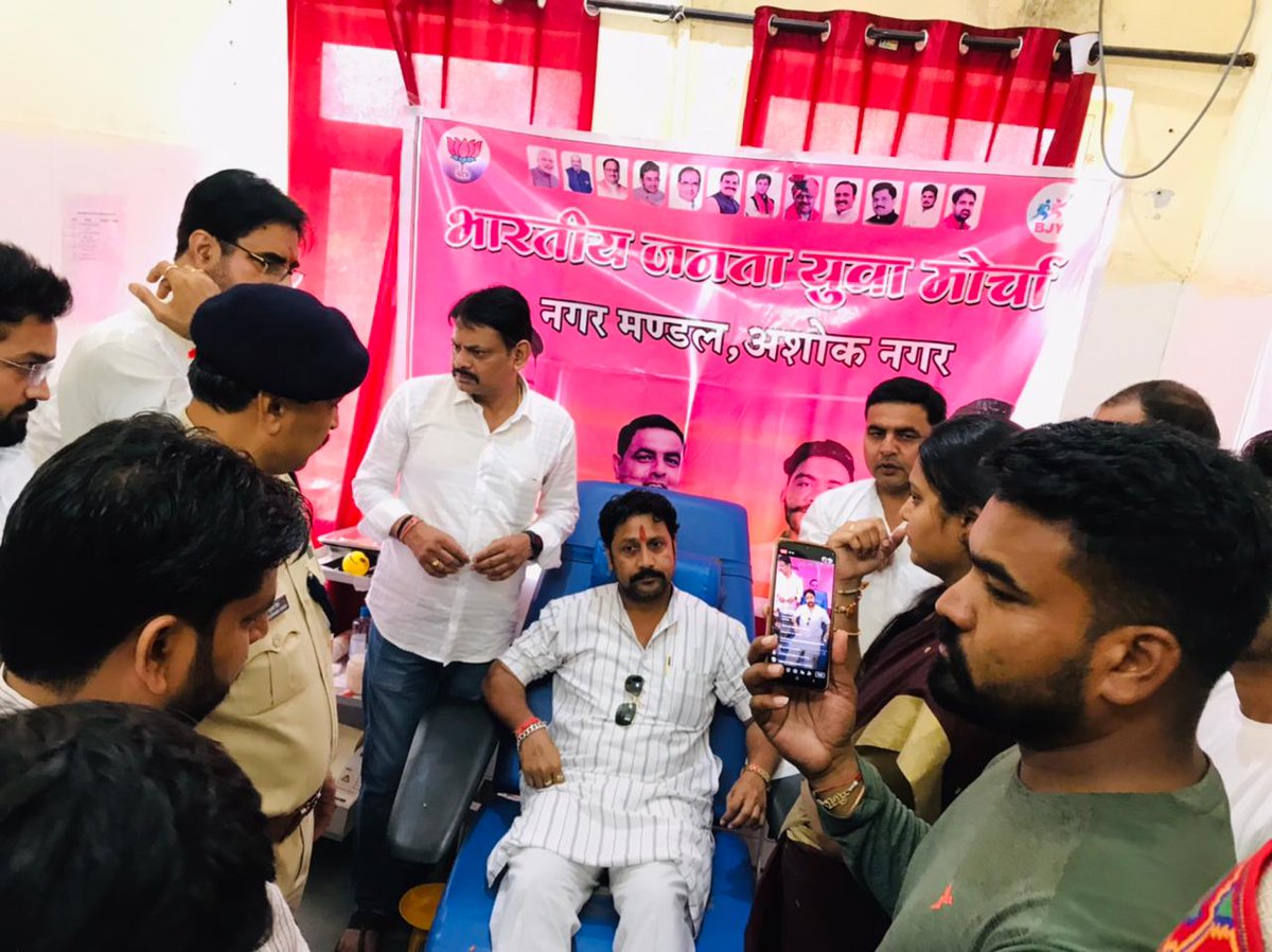 manojsharma_bjp's tweet photo. दीजिये मौका अपने खून को किसी की रगों में बहने का, यही लाजवाब तरीका है कई जिस्मों में जिंदा रहने का।
 आज यशस्वी प्रधानमंत्री श्री@narendramodi  जी के जन्म दिवस के उपलक्ष में युवा मोर्चा अशोकनगर द्वारा रक्तदान शिविर में रक्तदान किया। 
@BJP4MP @vdsharmabjp @JM_Scindia https://t.co/h3xuVW9la1