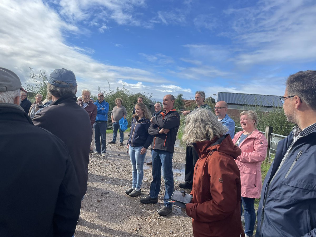 heleenvogel's tweet photo. ☀️Opening Zonneroosproject Haastrecht bij melkveebedrijf Aantjes-Blokhuis door wethouder @WPannekoek Belangrijk voor de #energietransitie Er liggen in totaal 630 panelen op dak 👍🏻 @Waardstroom #zelfook11panelen https://t.co/9jVfYwycOi
