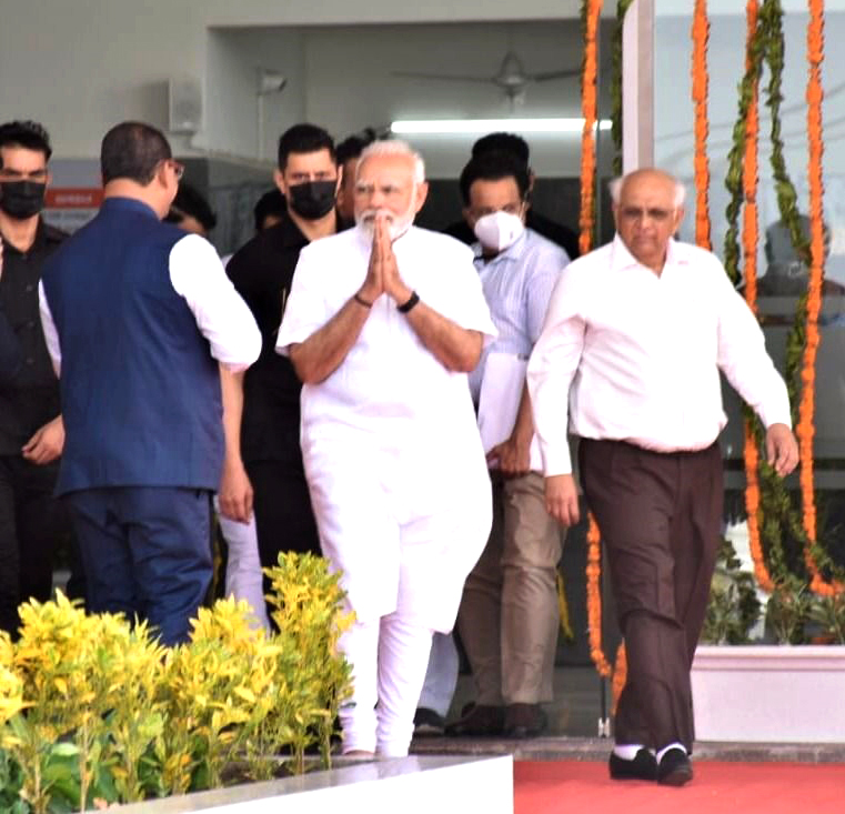 YLPoojara's tweet photo. आधुनिक भारत के स्वप्नद्रष्टा आदरणीय प्रधानमंत्री श्री नरेन्द्रभाई मोदी को जन्मदिन की हार्दिक शुभकामनाएँ।

@narendramodi जी आप स्वस्थ और दीर्घायु रहें एवं आपके सकारात्मक नेतृत्व में हमारा देश विश्व फलक पर अपना नाम बनाता रहे यही शुभकामनाएँ. #HappyBdayModiji || हरि ओम || https://t.co/cqeXH2dTat