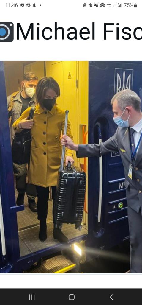akinbsworld's tweet photo. Foreign minister of Germany arriving in Ukraine capital carrying her luggage of the train. Hmmm https://t.co/txQFgYsM7t