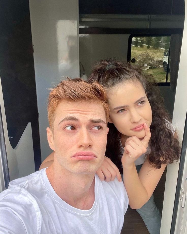 Şu aytol konusunu iyice abarttınız her böyle sahnesi olan partner olmuyor eskiden AYBER sonsuz diye dolanıyordunuz şimdi ne oldu hemen döndünüz bff olarak neyse ama  ship olarak ne olm? #ayberinarasınatolgayısokmayın tolgayı ve aybikeyi çok seviyorum ama iyice abarttınız.