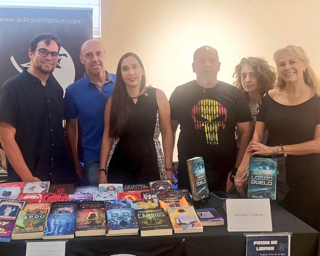 EstrellaV2019's tweet photo. En el #diadeltentaculo2022 con mis compis de la Editorial Titanium y Fanes.
Os pasáis??
@Lynnsinhill @nestornativo @virginiadepapel @josebdina @ManuGutiCs https://t.co/gictxTPEEL