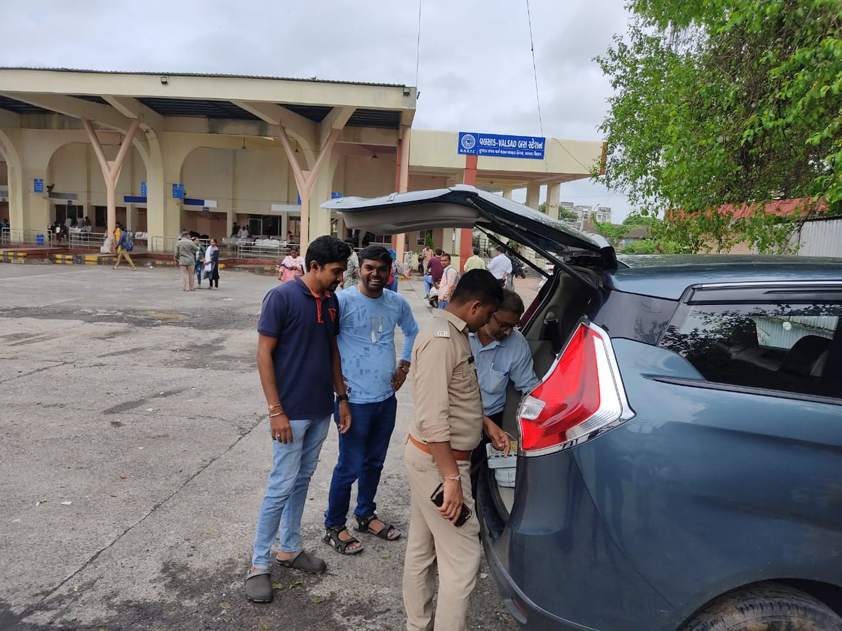 collectorvalsad's tweet photo. આજ રોજ 179-વલસાડ વિધાનસભા મત વિસ્તારમાં સમાવિષ્ટ વલસાડ શહેરના બસ સ્ટેશન ખાતે EVM નું જાહેર નિદર્શન કરાવ્યું.@ECISVEEP @CEOGujarat @dydeo25 @sdmvalsad https://t.co/KyqnymBqJv