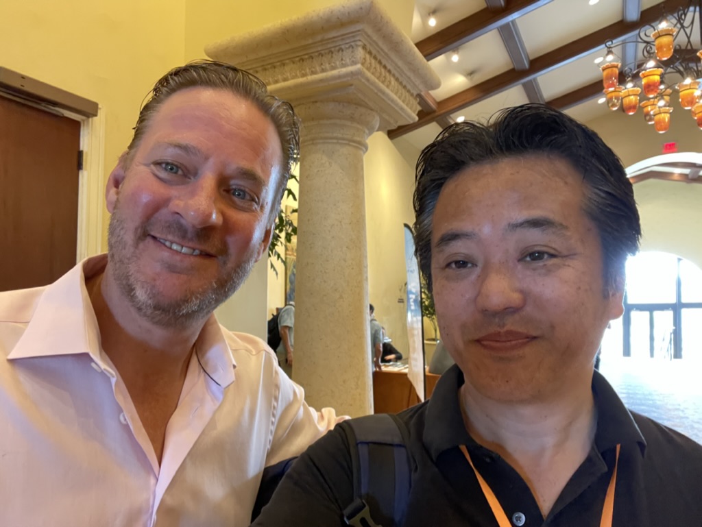 asiatoasia's tweet photo. こちらも、EOグローバルの元会長のMattさん。偉い人との写真を意図的に出しているのではなく、知り合いがほとんどいないアウェイ感満載のカンファレンスに来てます。ここまで知り合いがいないイベントに参加するのはインドの初回のEO RIEくらいです。
#キリロム工科大学 #猪塚武 #キリロム #eoalchemy https://t.co/Wgd7ww5oWD