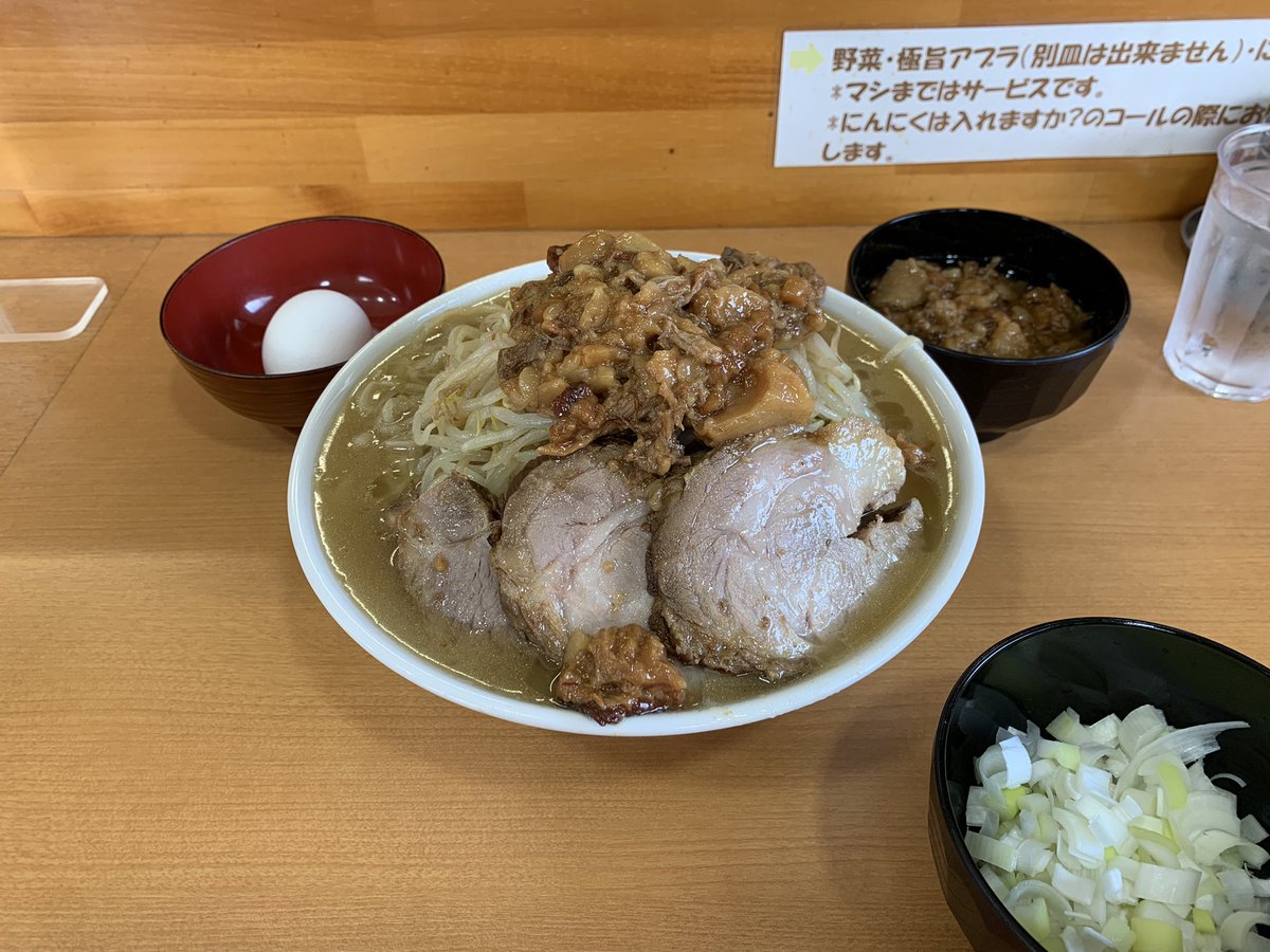 kusu_yarou's tweet photo. 104杯目 ラーメンたかふじ@幸手(5)
らーめん大 麺増し豚増しW刻みネギ極旨アブラW生卵。
待望の営業再開😊
渾身のスープ、肉カスいっぱいで極旨なアブラ、喉越しの良い麺、柔らかな豚、全て大満足なクオリティ🤩
最高の一杯に超大感謝です😆
新助手さんも頑張ってください💪
たかさんご馳走様でした‼️ https://t.co/d0eDaFyEKD