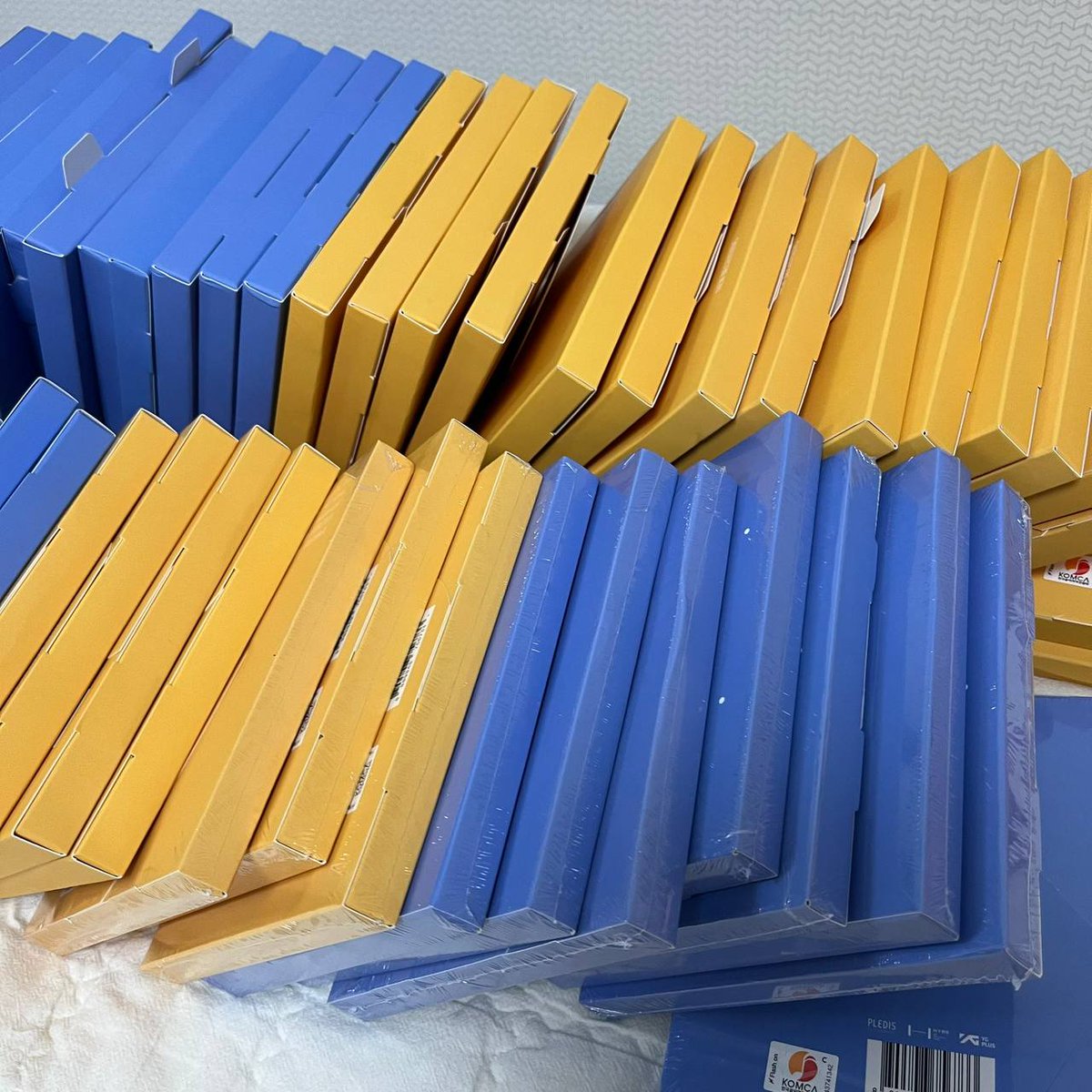 AutumnkshopPH's tweet image. ALBUM GIVEAWAY 🤯💥

LIKE &amp;amp; RT + FOLLOW ME 🔔