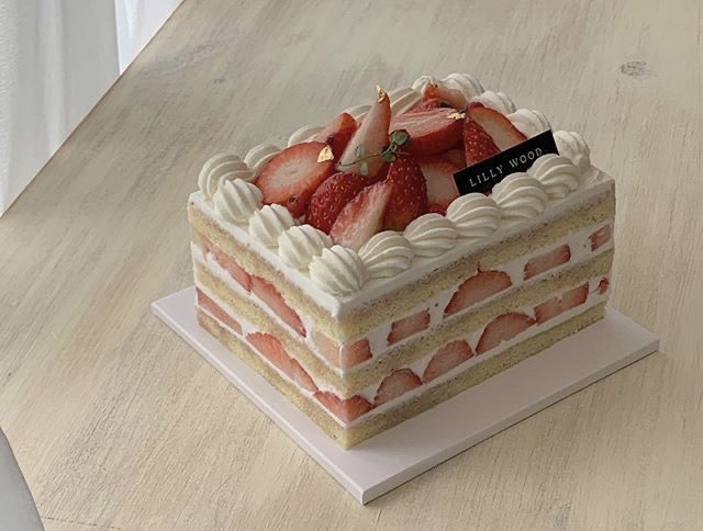 300moods's tweet image. strawberry desserts 🍓