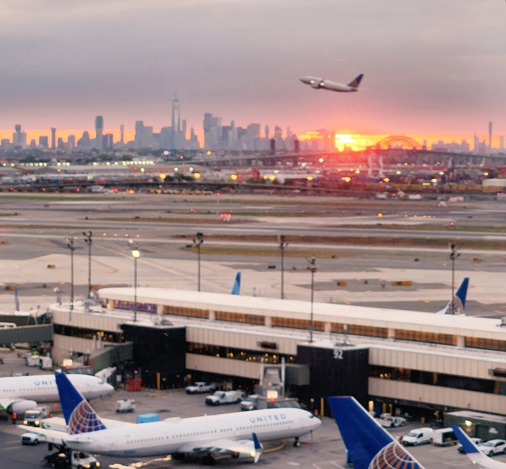 Another great day to Fly UA! Today's sunrise over NYC from EWR SOC! #United #BeingUnited #GoodLeadstheWay #UAEWRAO @weareunited