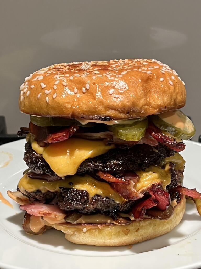 foodietechlab's tweet photo. Double beef, triple bacon… [homemade] #viral #trending #foodie #foodblogger #foodphotography #ff #tbt #ico https://t.co/ODjidyZFYH